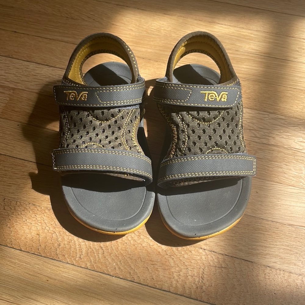 Teva brown adjustable sandals Sz 9 Toddler/Small kids